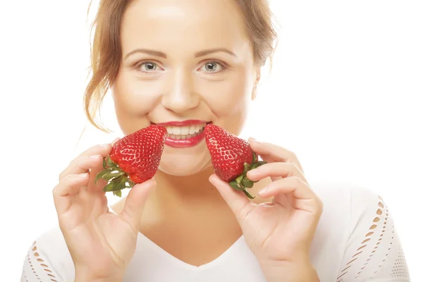 Krásná šťastná usmívající se žena s jahodami — Stock fotografie