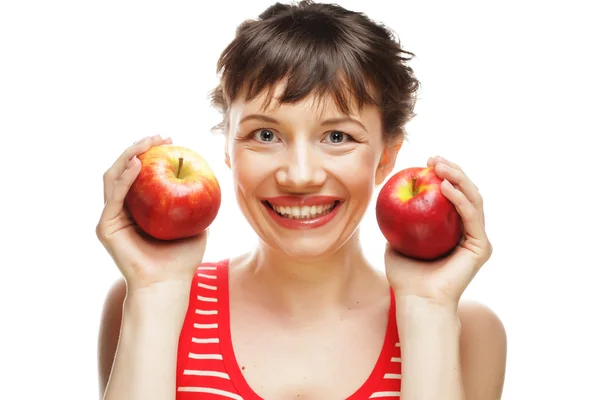 Mujer sonriente sosteniendo dos manzanas rojas —  Fotos de Stock