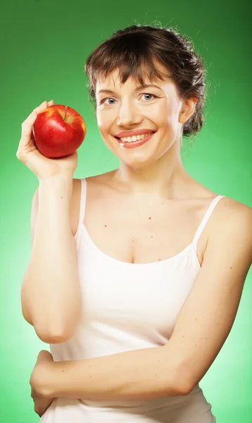 Здоровая женщина со свежим красным яблоком — стоковое фото