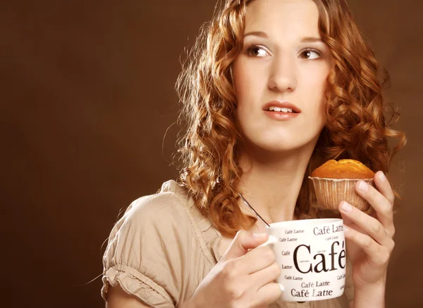Женщина с кофе и тортом — стоковое фото