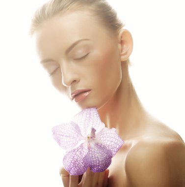 Kadın pembe çiçekli