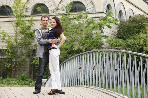 Pareja caminando en un puente — Foto de Stock