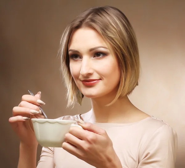 Schöne Frau trinkt Kaffee — Stockfoto