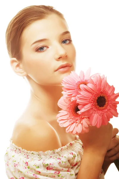 Bella giovane donna con fiori di gerbero — Foto Stock