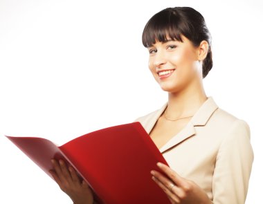 Kırmızı klasör ile gülümseyen iş kadını