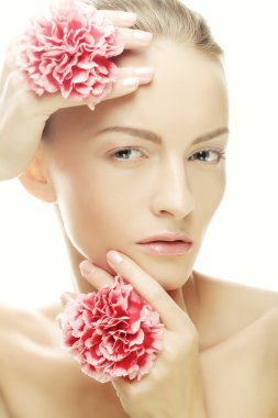 karanfil çiçek ile güzel kız.