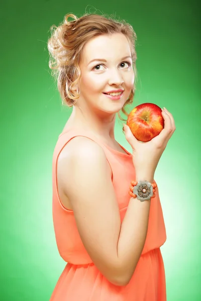 Žena držící jablko — Stock fotografie