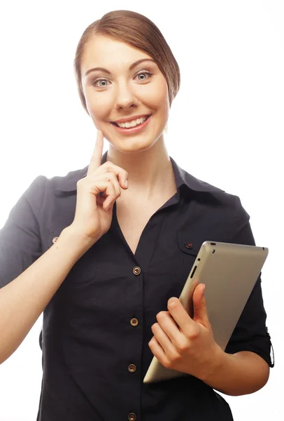 Tablet üzerinde çalışan genç iş kadını — Stok fotoğraf