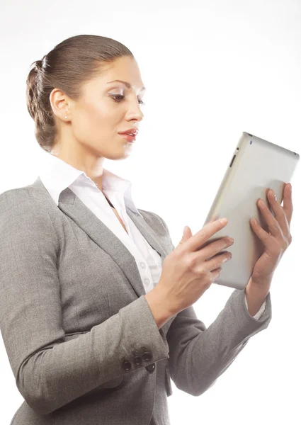 Zakenvrouw maakt gebruik van een mobiele tablet computer — Stockfoto