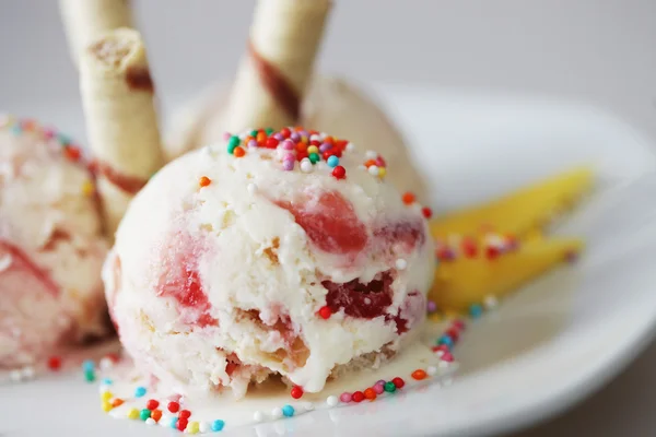 草莓冰淇淋加芒果 — 图库照片