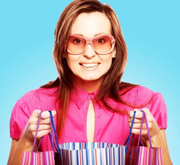 Mulher feliz segurando sacos de compras . — Fotografia de Stock