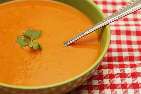 Sopa de calabaza en un tazón verde —  Fotos de Stock