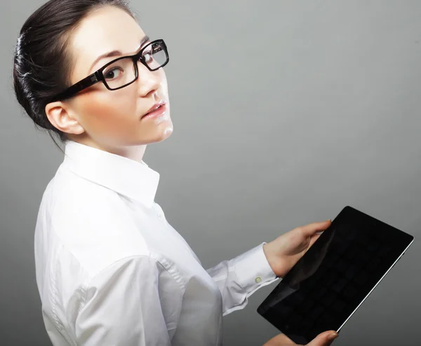 Retrato de una joven empresaria usando tableta —  Fotos de Stock