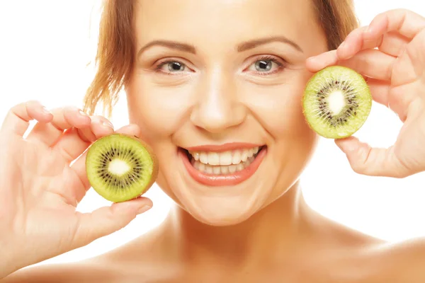 Lycklig kvinna håller kiwi — Stockfoto