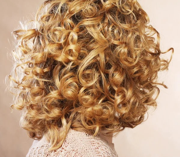 Cabelos loiros encaracolados femininos bonitos - visão traseira — Fotografia de Stock