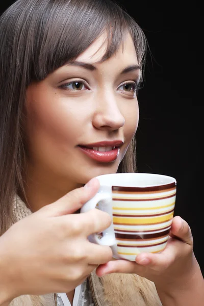 Kvinnan dricker kaffe — Stockfoto