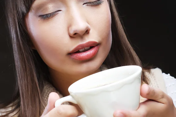 Donna che beve caffè — Foto Stock