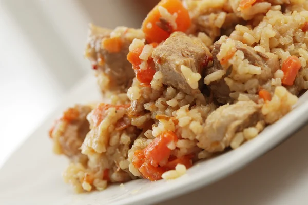 Delicioso pilaf com carne — Fotografia de Stock