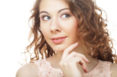 Kıvırcık saçlı kadın.