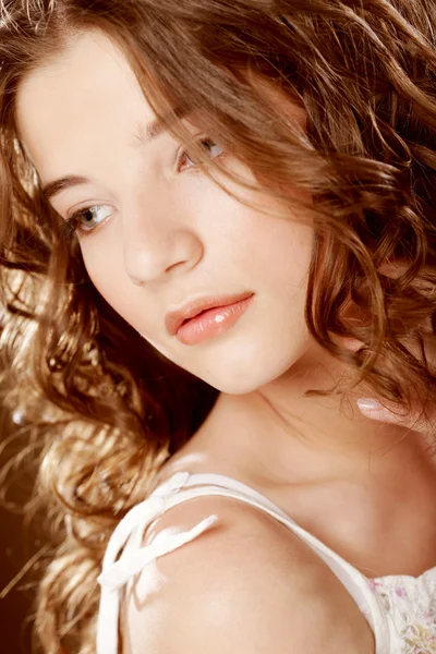 Obraz pięknej młodej kobiety z kręconymi włosami — Zdjęcie stockowe