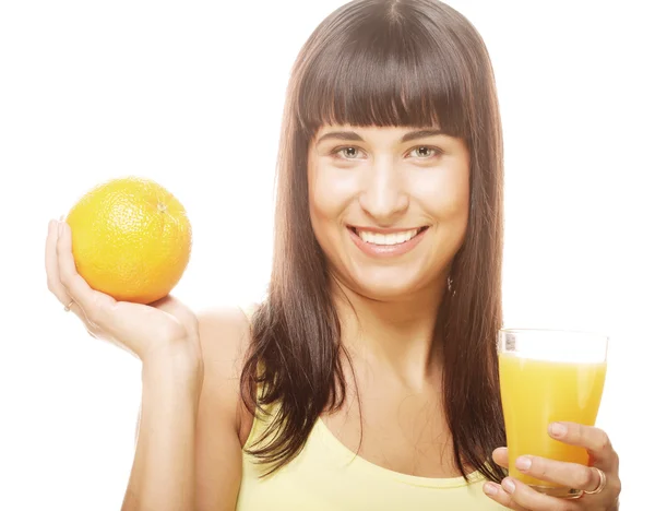 Mujer sosteniendo naranja y jugo — Foto de Stock