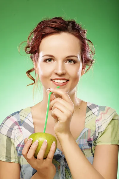Frau mit Apfel und Strohhalm-Cocktail — Stockfoto