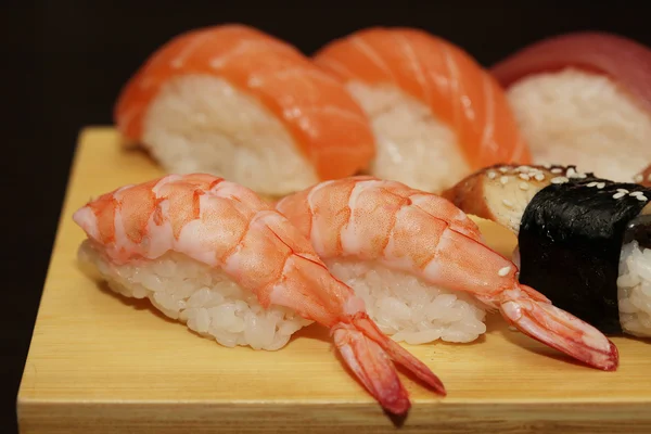 Sushi podávané na dřevěném prkénku — Stock fotografie