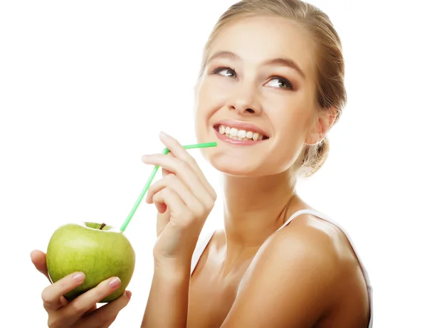 苹果和秸秆鸡尾酒的幸福微笑女人 — 图库照片