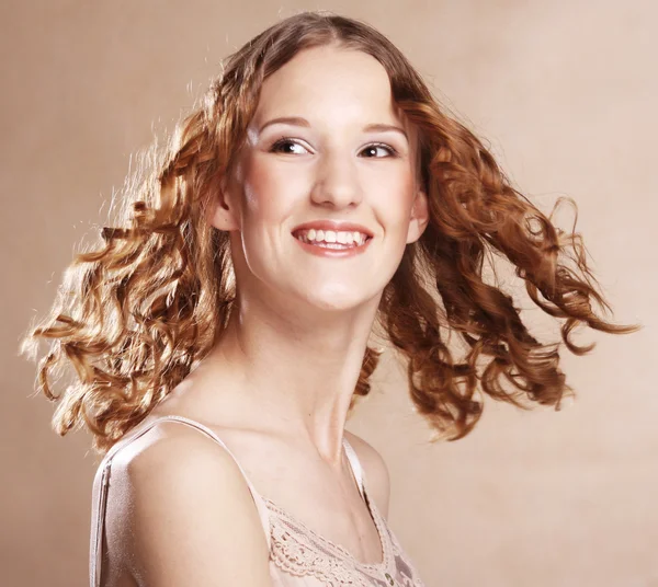 Imagen de una hermosa joven con el pelo rizado —  Fotos de Stock