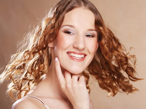 Bella giovane donna con i capelli ricci. — Foto Stock