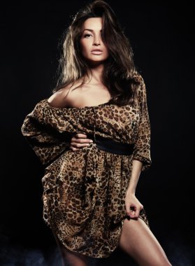 Saçında rüzgar olan kadın.