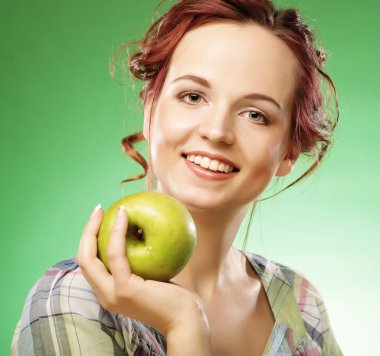 Yeşil elmalı kadın.