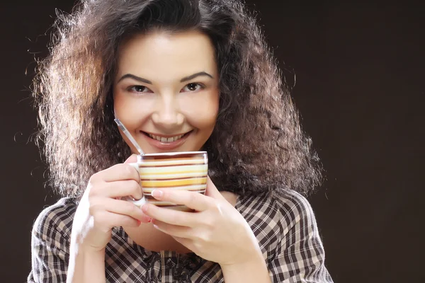 Kvinnan dricker kaffe — Stockfoto