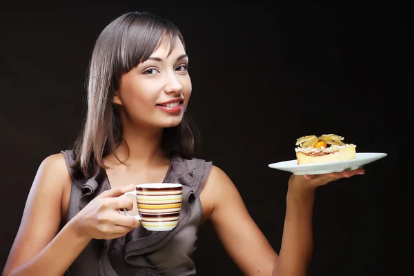 Attraktiv kvinna med kaffe och dessert — Stockfoto