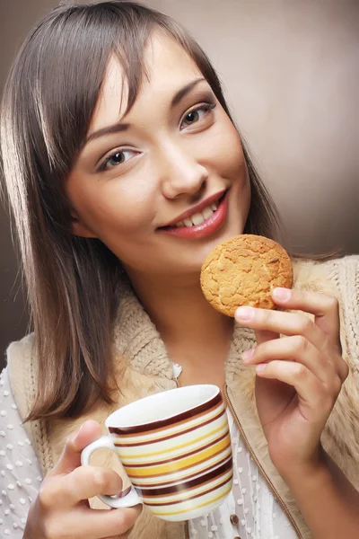 コーヒーとクッキーを持つ女性 — ストック写真