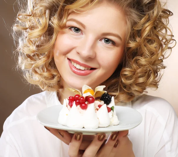 Jeune femme avec un gâteau — Photo