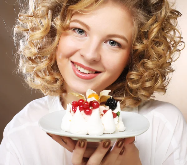 Junge Frau mit einem Kuchen — Stockfoto