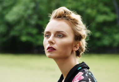 Gölün yakınında sarışın kadın