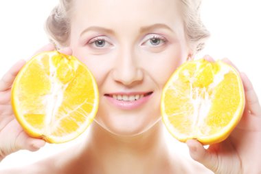 kadın ona ellerine portakal ile