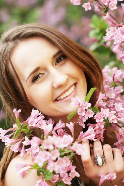 Frau im Park — Stockfoto