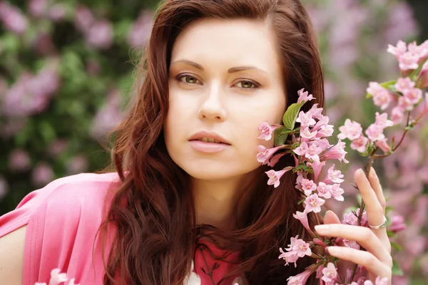 Frau in Frühlingsblumen — Stockfoto