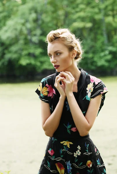 Blonde vrouw in de buurt van het meer — Stockfoto