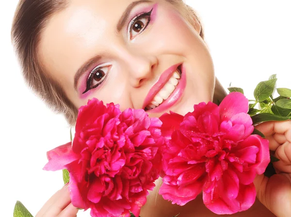 Jeune belle femme avec pivoine rose — Photo