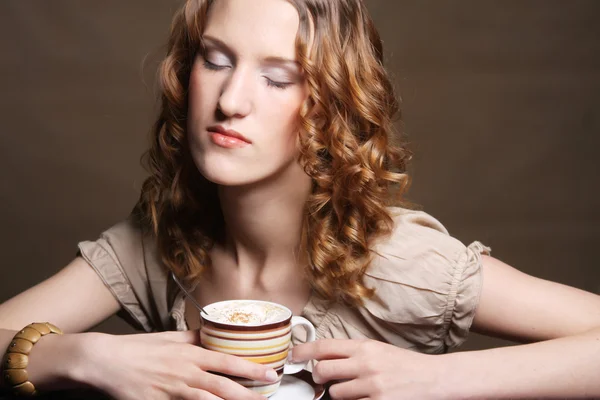 Bella donna che beve caffè — Foto Stock