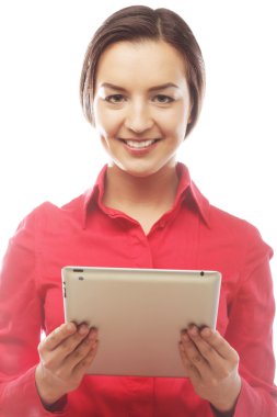 İş kadını elinde tablet bilgisayar tutuyor.