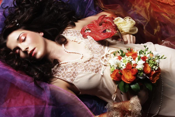 Gyönyörű menyasszony feküdt organza. — Stock Fotó
