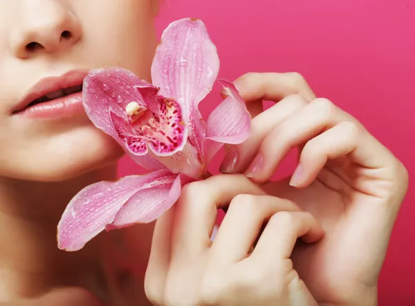 Mulher com flor de orquídea — Fotografia de Stock