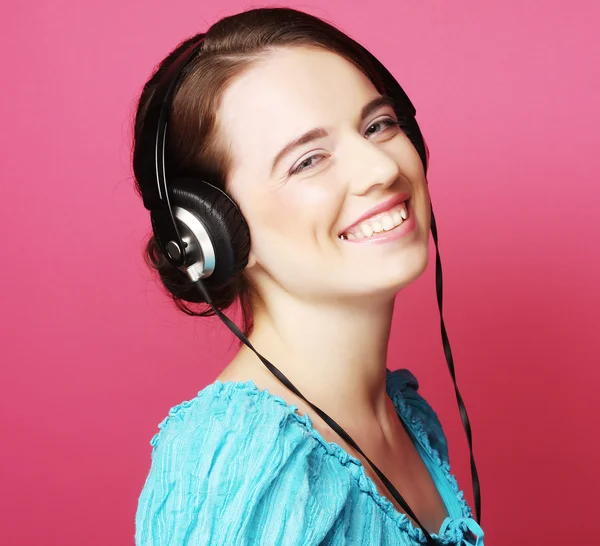 Schöne Frau mit Kopfhörern — Stockfoto