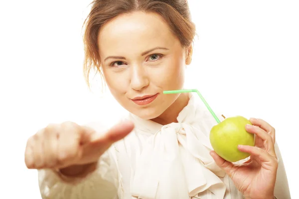 Mulher com coquetel de maçã e palha — Fotografia de Stock