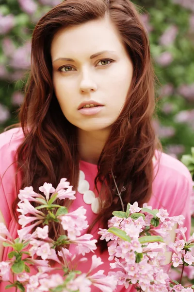 Mulher com flores no jardim . — Fotografia de Stock